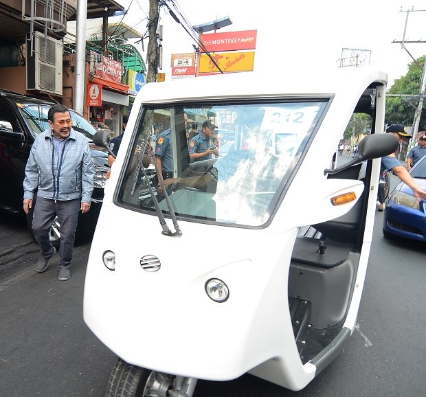 Manila Mayor Joseph Estrada leads the launch of e-trikes in Sta. Mesa. CONTRIBUTED PHOTO