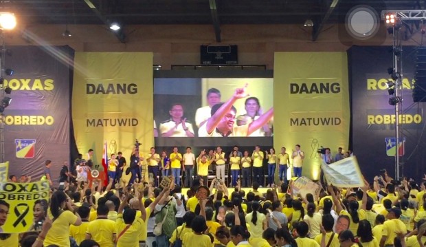 Liberal Party standard-bearer Mar Roxas at the proclamation rally of the "Daang Matuwid" coalition in his hometown, Roxas City, Capiz province. JULLIANE LOVE DE JESUS/INQUIRER.net