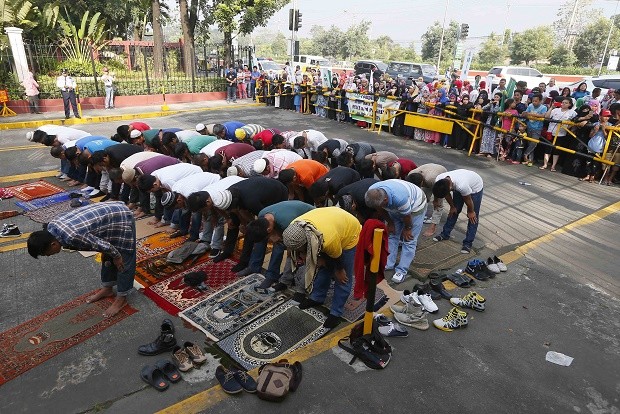 Filipino Muslims pray at the gates of the Philippine Congress during a protest Wednesday, Feb. 3, 2016, at suburban Quezon city. northeast of Manila, Philippines. The Philippine Congress has run out of time to pass under the current president's term a Muslim autonomy bill that aims to peacefully settle a decades-long Muslim rebellion in the south, sparking concerns the setback may ignite new fighting, officials said. (AP Photo/Bullit Marquez)