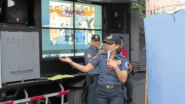 ANTIDRUG DRIVE A policewoman explains the illegal drugs situation to residents in a neighborhood in Olongapo City as part of a police-initiated campaign dubbed “Pulis sa kalye serye (Police on the streets series).” The city’s Police Station 4 mounted the campaign to send a strong warning to those engaged in the illegal drug trade. ALLAN MACATUNO/INQUIRER CENTRAL LUZON