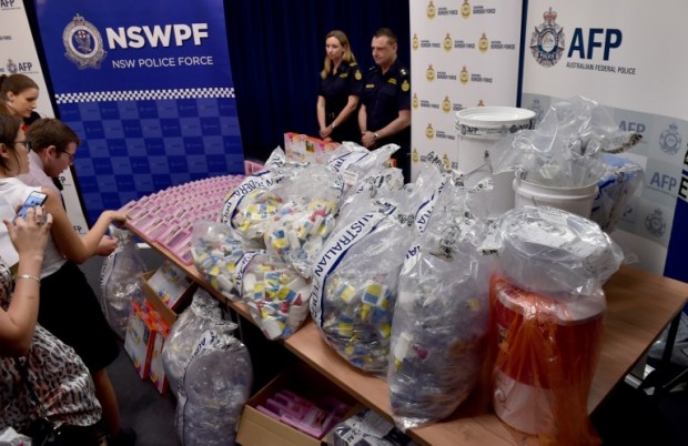 Journalists examine a haul of crystal methamphetamine concealed in packaging at the Australian Federal Police headquarters in Sydney on February 15, 2016. Australian police have seized more than 712 million USD in crystal methamphetamine, or ice, some concealed in gel bra inserts in one of the country's biggest drug busts. AFP PHOTO / Saeed KHAN / AFP / SAEED KHAN