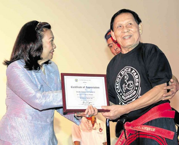 WORLD-RENOWNED martial artist Ciriaco “Cacoy” Cañete receives a certificate of appreciation from Cebu provincial Board Member Agnes Magpale after the premier showing of the film “Escremado’s” at SM Cinema 1 in Cebu City.          JUNJIE MENDOZA/CEBU DAILY NEWS