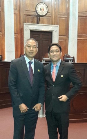 Atty. Pearlito B. Campanilla (right) with Atty. Roberto Baquiran (left),  LEAP convenors, at the Supreme  Court before the recent resumption  of oral arguments in Sen. Poe’s  disqualification hearing. 