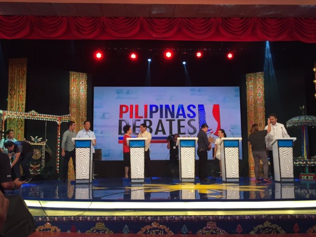 BREAK Candidates in light, subdued, interacting mood before debate. PHOTO BY JOHN NERY/INQUIRER.net