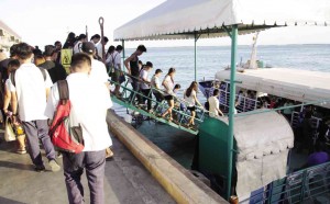 SEA TRAVEL Commuters try the ferry boat as an alternative mode of travel from Mandaue City to Lapu-Lapu City to avoid heavy traffic on the old Mandaue-Mactan Bridge.     LITO TECSON/CEBU DAILY NEWS