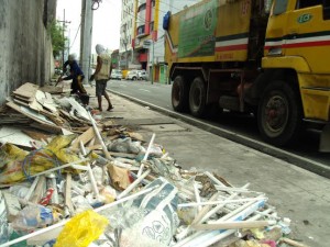 The pile of busted lamps can be seen along the Pablo Ocampo Sr. Avenue Extension and  near the corner of Zobel Roxas Street in Barangay La Paz, Makati City (Photo courtesy of the EcoWaste Coalition)