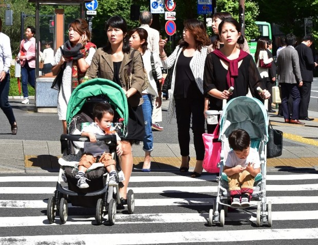 Japanese women push baby carts in Tokyo on October 2, 2015. Spending among Japanese households rebounded in August, offering a glimmer of hope after a string of weak figures, but economists warned the world's number three economy was still headed for recession. While Japan's jobless rate edged up to 3.4 percent in August, from July's 3.3 percent rate.    AFP PHOTO / Yoshikazu TSUNO / AFP / YOSHIKAZU TSUNO