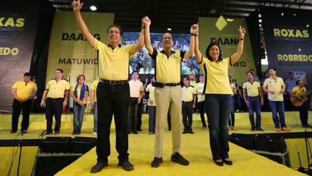 P-NOY, MAR AND LENI INROXAS Liberal Party presidential candidate Mar Roxas and running mate Leni Robredo with President Aquino at the campaign rally of the administration’s Daang Matuwid coalition at Capiz Gymnasium in Roxas City. RAFFY LERMA