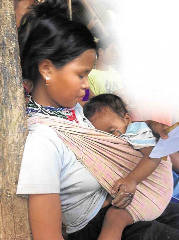 A YOUNG “lumad” woman carries her 2-year-old baby who suffered second degree burns in a fire that swept through a lumad evacuation site in a Protestant church compound in Davao City. GERMELINA LACORTE/INQUIRER MINDANAO