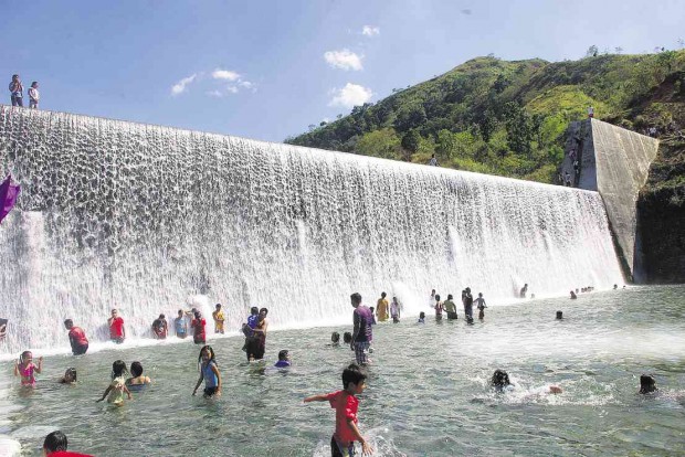 THE MADONGAN River diversion dam in Dingras, Ilocos Norte has become a tourist attraction during the dry spell. LEILANIE ADRIANO