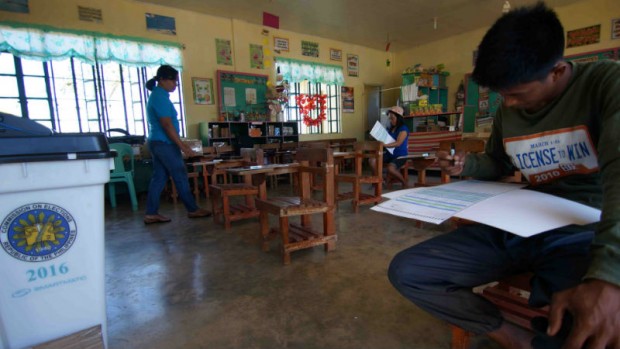 MOCK POLL A young voter from Barangay Linmansangan, a remote village in Alaminos City in Pangasinan province, participates in amock election conducted by the Commission on Elections in 20 selected sites across the country on Saturday. BUDANG NISPEROS / INQUIRER NORTHERN LUZON
