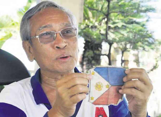 RETIRED Senior Supt. Paterno Orduña displays the patch which identified him as a rebel soldier during the 1986 EDSA Revolt.  WILLIE LOMIBAO 