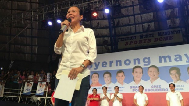 Presidential aspirant Senator Grace Poe delivers speech before the cheering crowd at San Carlos City. Maila Ager/INQUIRER.net