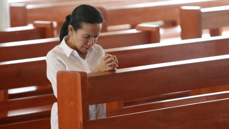 SEEKING GOD’S GRACE Presidential candidate Grace Poe prays at Saints Peter and Paul the Apostles Parish Church in Barotac Viejo, Iloilo City. CONTRIBUTED PHOTO