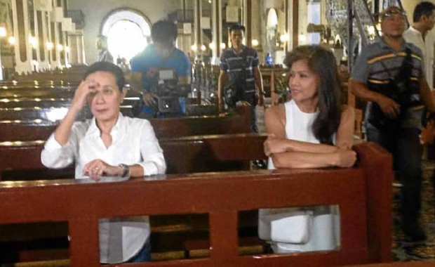 ONAWING AND A PRAYER? Presidential candidate Sen. Grace Poe takes time to pray at Paoay Church with IlocosNorte Gov. Imee Marcos on Thursday during a campaign stop in IlocosNorte province. LEILA B. SALAVERRIA