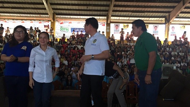 Sen. Grace Poe joins reelectionist Sen. Vicente "Tito" Sotto and senatoria bet Samuel Pagdilao at the University of Pangasinan. MAILA AGER/INQUIRER.net