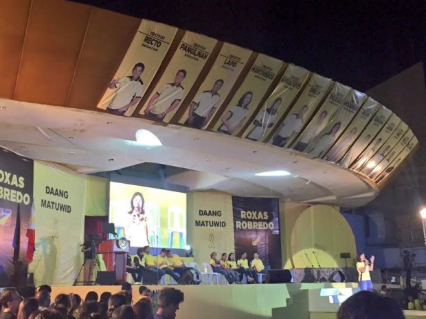 Vice Presidential bet Leni Robredo vouches for her running mate Mar Roxas and their senatorial slate before a hometown crowd in Bicol. JULLIANE LOVE DE JESUS/INQUIRER.net