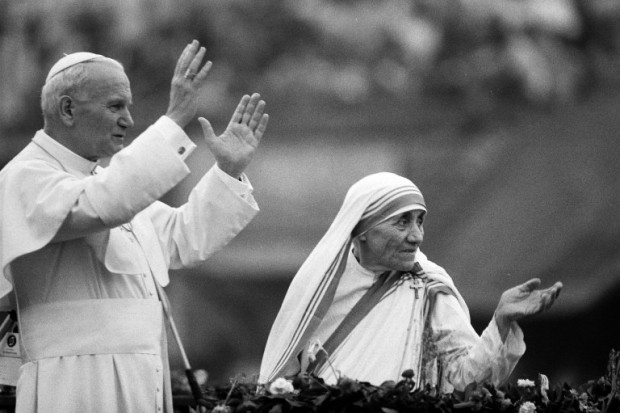 (FILES) This file photo taken on February 03, 1986 shows Mother Teresa and Pope John Paul II waving to well-wishers, at the Nirmal Hriday Home, in Calcutta. The Vatican committee that approves elevations to sainthood will meet on March 15, 2016 to consider a recommendation that Mother Teresa of Calcutta becomes Saint Theresa, the Holy See announced on March 14, 2016. / AFP / JEAN-CLAUDE DELMAS