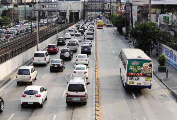 MIND THE LINE  The newly installed delineators on Edsa keep passenger buses and private vehicles to their designated lanes. GRIG C. MONTEGRANDE