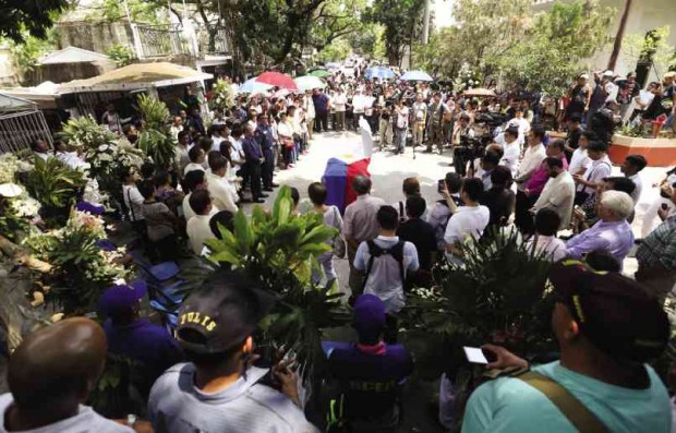 FINAL SALUTE Crowds gather around the flag-draped casket of former Senate president Jovito Salonga at Pasig City Cemetery, where the eminent lawmaker and statesman was buried on Wednesday.  LYN RILLON