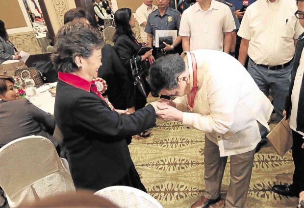 JUSTICE IS SERVED (AND CHARMED) Manila Mayor Joseph Estrada bows to Associate Justice Teresita Leonardo-De Castro as they find themselves both speaking in a convention at Manila Hotel on Thursday. Grig C. Montegrande