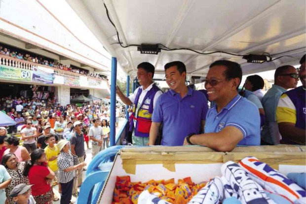 COURTING VIGAN Vice President Jejomar Binay campaigns with former PNP Special Action Force chief Getulio Napeñas, a senatorial candidate, in Vigan, Ilocos Sur province. CONTRIBUTED PHOTO
