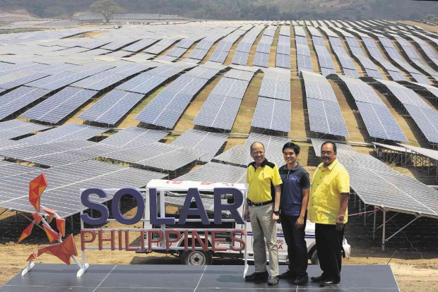 ‘SMART’ SOLAR FARM Days after former US Vice President Al Gore said in Manila it was not smart to build coal-fired power plants, President Aquino, along with Leandro Leviste (center) and Energy Undersecretary Donato Marcos, leads the launching of a 63.3-megawatt solar farm founded by Leviste in Calatagan, Batangas province.  JOAN BONDOC