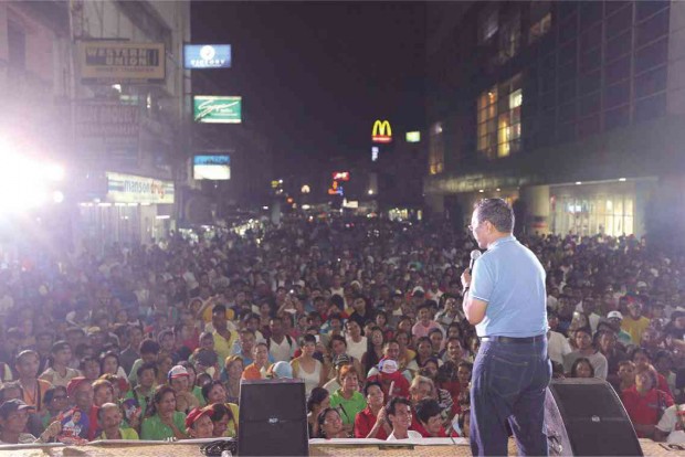 CAMPAIGNING IN OLONGAPO Vice President Jejomar Binay woos voters in Olongapo City on Tuesday night. CONTRIBUTED PHOTO