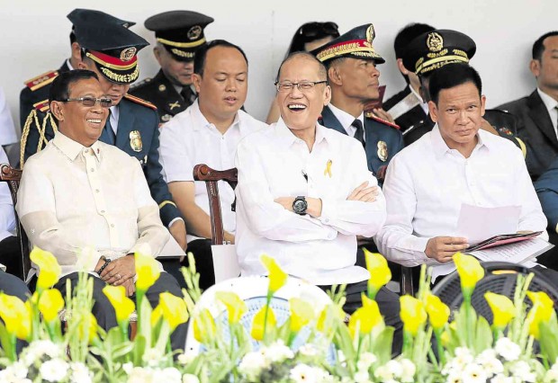 POLICEGRADUATION President Aquino, flanked by Vice President Jejomar Binay and Interior SecretaryMel Senen Sarmiento (right), at the PNPAgraduation in Silang, Cavite. LYN RILLON