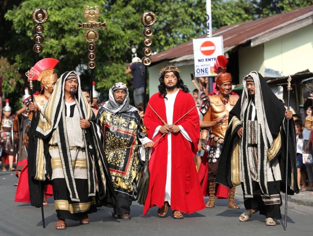 SENAKULO-GRAND PARADE/MARCH 19, 2016 Grand Parade of Senakulo Stars 2016 in Cainta, Rizal: A man dressed as Jesus Christ bound with ropes and flanked by Jewish high priests and Roman centurions is walked through one of the town's inner streets. INQUIRER PHOTO/LYN RILLON