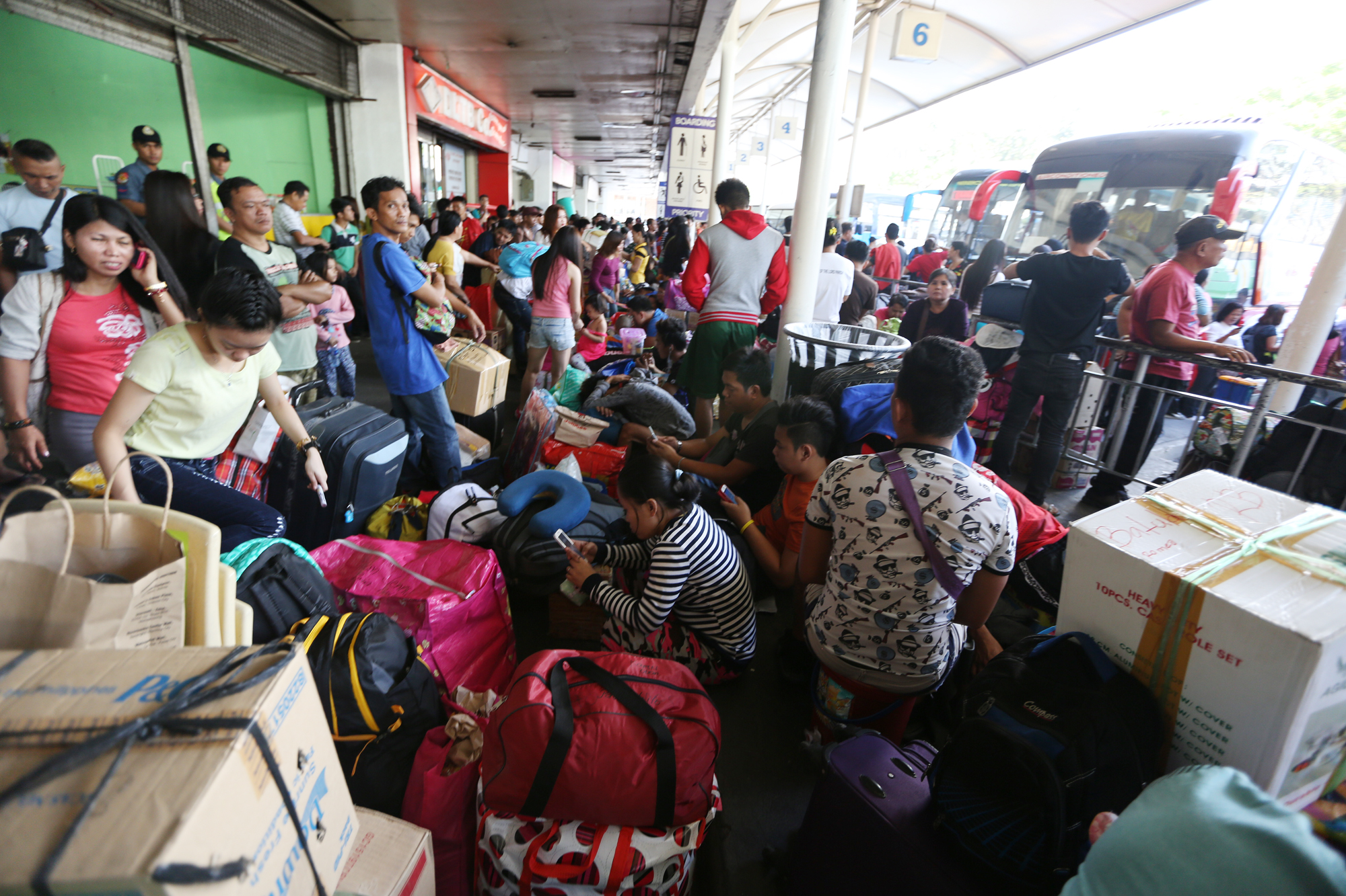 HOLY WEEK BREAK / MARCH 21, 2016 Passengers bound to Bicol and Visayas provinces flock to the Araneta Bus Terminal in Quezon City, March 21, 2016, to take the early trip. Many Filipinos head to the provinces for a vacation during Holy Week to take advantage of the holidays.  INQUIRER PHOTO / NINO JESUS ORBETA