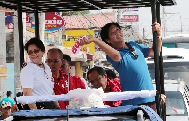 BONGBONG MARCOS IN TARLAC / MARCH 28, 2016 Vice presidential candidate Sen. Bongbong Marcos throws t-shirts to the crowd during a campaign sortie in Tarlac province on Monday, March 28, 2016. INQUIRER PHOTO / GRIG C. MONTEGRANDE