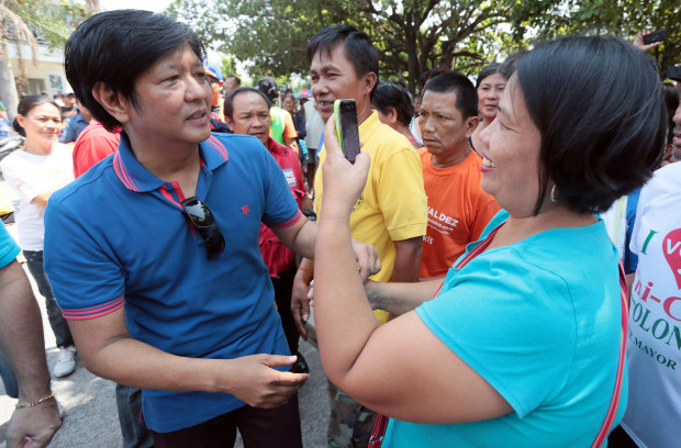 BONGBONG MARCOS IN TARLAC / MARCH 28, 2016 A woman among the crowd takes a picture of vice presidential candidate Sen. Bongbong Marcos during a campaign sortie in Tarlac province on Monday, March 28, 2016. INQUIRER PHOTO / GRIG C. MONTEGRANDE