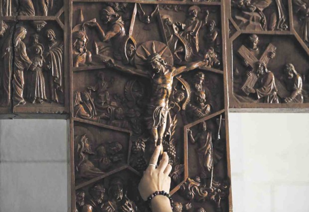 ACT OF FAITH A pilgrim touches the Jubilee Cross at Manila Cathedral in Intramuros, said to contain a relic of the True Cross of Christ.  LYN RILLON