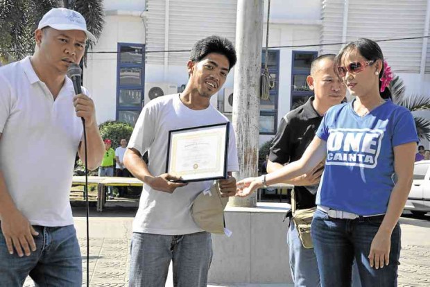 FOR coming to the aid of a stranger, Jecenth Mateo gets his just reward—a free house and lot courtesy of a grateful Cainta municipal government.                Cainta Public Information Office