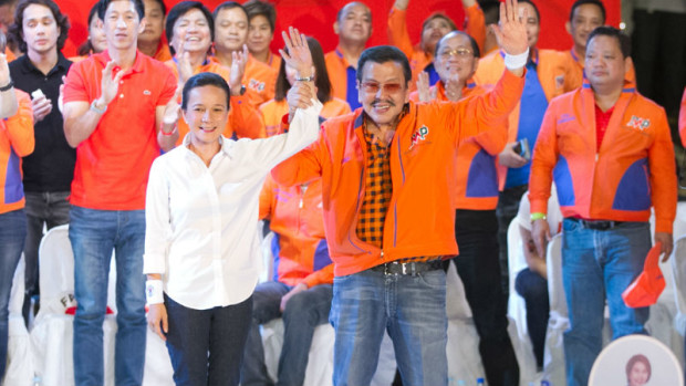 ERAP’S CHOICE Reelectionist Manila Mayor Joseph “Erap” Estrada raises the hand of presidential candidate Grace Poe during the former President’s proclamation rally at Liwasang Bonifacio inManila on Monday night. ALEXIS CORPUZ
