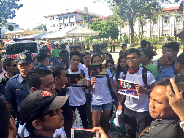 A handful of rallyists were stopped by police officials, barangay tanods, security aides and supporters of Sen. Bongbong Marcos who visited Cebu City Hall last Thursday. The students were even threatened arrest if they push through even if the didn't secure a rally permit. 