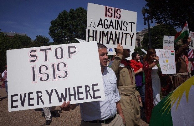 Demonstrators at a rally supporting Kurdistan hold placards protesting against the Islamic State of Iraq and Syria (ISIS) in front of the White House on August 16, 2014 in Washington, DC. Jihadists carried out a "massacre" in the northern Iraqi village of Kocho, killing dozens of people, most of them members of the Yazidi religious minority, officials said on Saturday. AFP PHOTO/Mandel NGAN