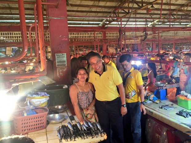 Liberal Party standard-bearer Mar Roxas interacts with a market vendor in Batangas. JULLIANE LOVE DE JESUS/INQUIRER.net