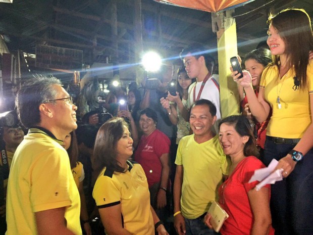 Liberal Party bets Mar Roxas and Leni Robredo interact with market vendors in Batangas. JULLIANE LOVE DE JESUS/INQUIRER.net