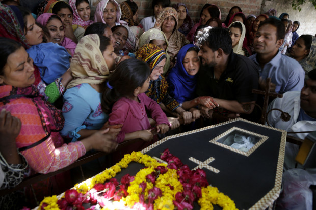 Pakistani Christian women mourn the death of Sharmoon who was killed in a bombing attack, in Lahore, Pakistan, Monday, March 28, 2016. The death toll from a massive suicide bombing targeting Christians gathered on Easter in the eastern Pakistani city of Lahore rose on Monday as the country started observing a three-day mourning period following the attack. (AP Photo/K.M. Chaudary)