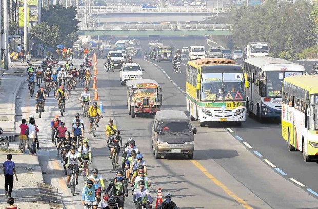 BIKERS participating in a road-sharing experiment ride down Commonwealth Avenue without fear of being mowed down by speeding vehicles.   NIÑO JESUS ORBETA