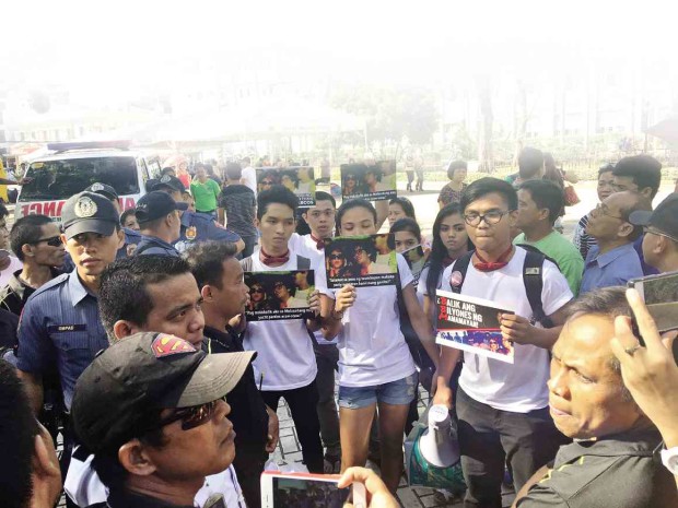 THERE were only six activists who held a protest rally against Sen. Ferdinand “Bongbong” Marcos Jr. in Cebu City but the attention they drew reverberated in Facebook after they were threatened with arrest and pushed around.    JOSE SANTINO S. BUNACHITA/INQUIRER VISAYAS