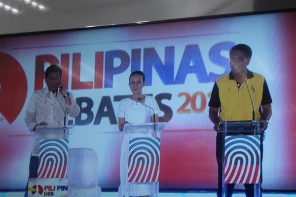 Presidential aspirants Davao City Mayor Rodrigo Duterte, Senator Grace Poe and former Interior Sec. Mar Roxas await the start of the second presidential debate. NESTOR CORRALES/INQUIRER.net