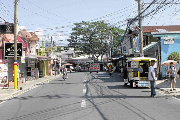 LOS BAÑOS residents are resisting a government plan to widen the road in the locally popular “Grove” area near the University of the Philippines Los Baños campus in Laguna province. CLIFFORD NUÑEZ/INQUIRER SOUTHERN LUZON
