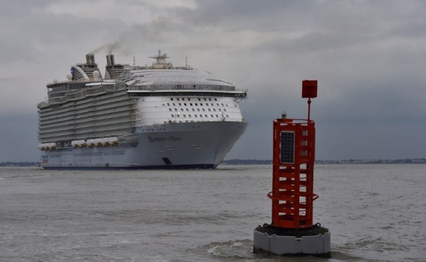 The Harmony of the Seas cruise ship leaves the STX shipyard of Saint-Nazaire, western France, for a three-day offshore test, on March 10, 2016. / AFP / LOIC VENANCE