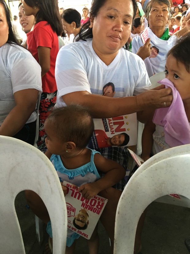 Carmen Agang brings with her her two children in the campaign rally of Grace Poe and her Senate slate. MAILA AGER/INQUIRER.net