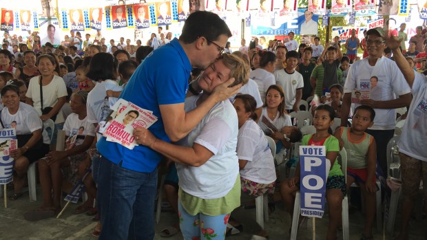 Senatorial Aspirant Edu Manzano kisses a woman at the campaign rally of Senator Grace Poe in Pampanga. INQUIRER.net/Maila Ager