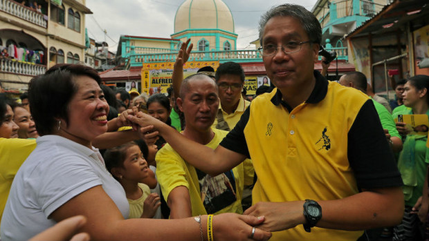 Liberal party presidential candidate Mar Roxas visit the Islamic Center, Manila, the oldest Muslim community in Luzon. INQUIRER PHOTO/RAFFY LERMA
