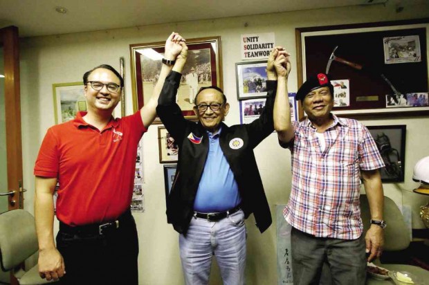 AFTER recently raising the hand of vice presidential candidate Leni Robredo, former President Fidel  V. Ramos raises the hands of another set of candidates, presidential candidate Rodrigo Duterte and his running mate Sen. Alan Peter Cayetano during a meeting in Makati early this month.           RICHARD A. REYES 